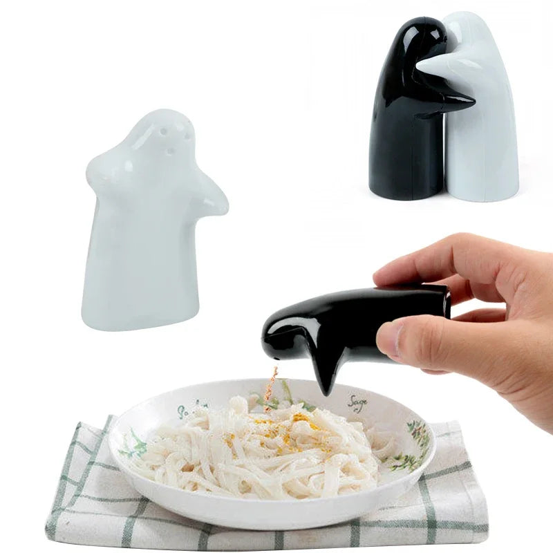 Ceramic Black & White Hug Cruet Set – Stylish Salt & Pepper Shakers, Spice Holder for Kitchen Storage, Eco-Friendly Seasoning Bottles 🧂🍴