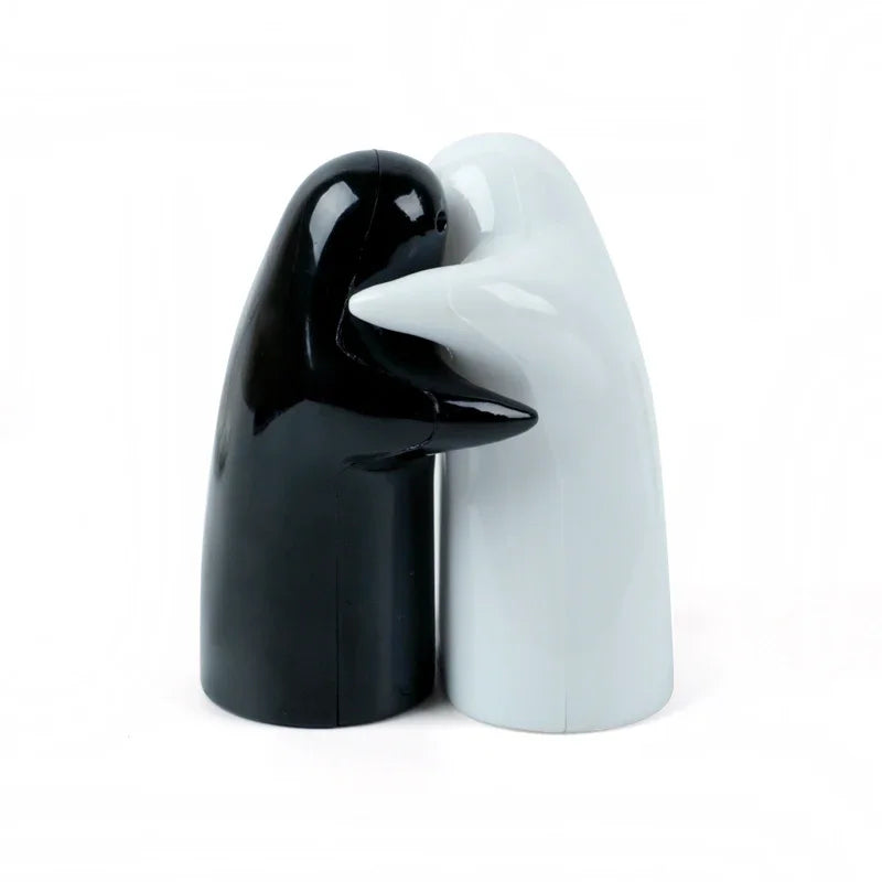 Ceramic Black & White Hug Cruet Set – Stylish Salt & Pepper Shakers, Spice Holder for Kitchen Storage, Eco-Friendly Seasoning Bottles 🧂🍴